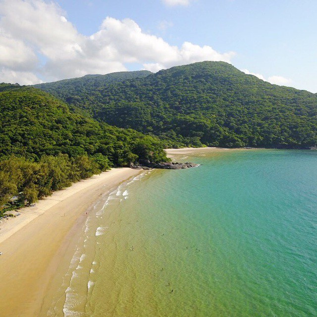 Bãi biển đẹp nhất thế giới: Với hơn 3.000 km bờ biển, Việt Nam có vô số những bãi biển được xếp vào danh sách những bãi biển đẹp nhất thế giới như Phú Quốc, Côn Đảo, Quy Nhơn, Nha Trang… Thậm chí những nơi này còn được đánh giá “có mọi thứ mà một du khách mong muốn” như khu nghỉ dưỡng 5 sao, bãi biển hoang sơ, ẩm thực địa phương đặc sắc...
