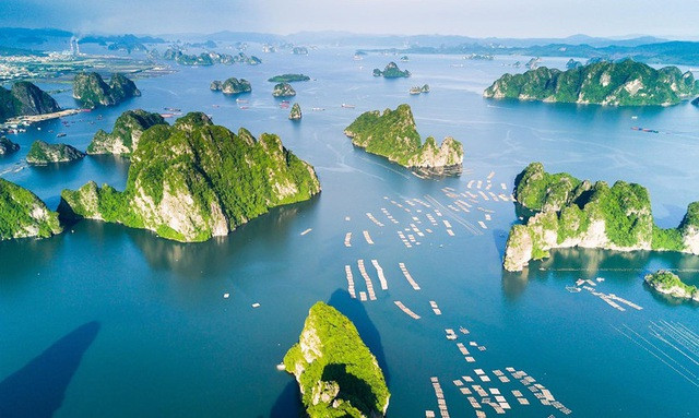 Sở hữu nhiều di sản: Việt Nam có hơn 20 di sản được UNESCO vinh danh như Vịnh Hạ Long; Vườn Quốc gia Phong Nha – Kẻ Bàng; Cao nguyên đá Đồng Văn, Quần thể di tích Cố đô Huế; Phố cổ Hội An; Thánh địa Mỹ Sơn; Hoàng thành Thăng Long; Nhã nhạc cung đình Huế; Không gian văn hóa cồng chiêng Tây Nguyên...