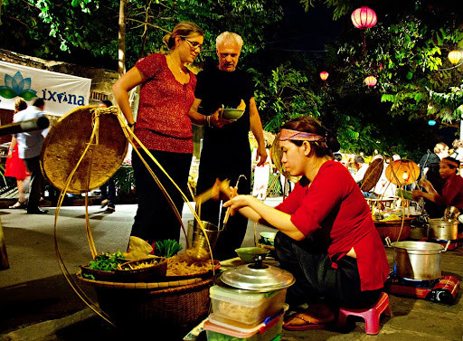 Ẩm thực đường phố tuyệt vời: Một trong những nơi tuyệt nhất để thưởng thức ẩm thực Việt Nam là trên những quán vỉa hè. Vào bất kỳ thời điểm nào trong ngày, những quán ăn dưới các tấm bạt trong chợ hay trước các tòa nhà đều đông thực khách ở mọi độ tuổi.