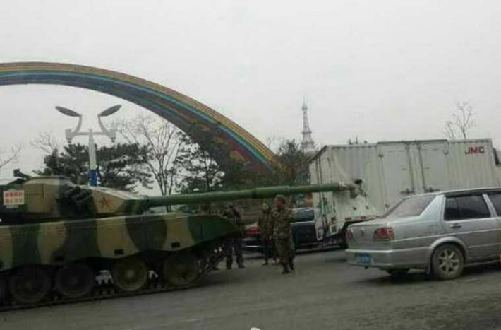 Mạng Sina cuối tuần qua đăng tải hình ảnh tai nạn hi hữu – xe tăng Type 96A của Quân đội Trung Quốc đâm thủng đít ô tô tải ở thành phố Cát Lâm.