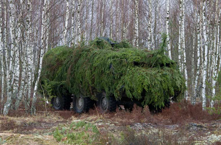 Xe thiết giáp Sisu của Lục quân Latvia được ngụy trang cực kỳ ấn tượng.