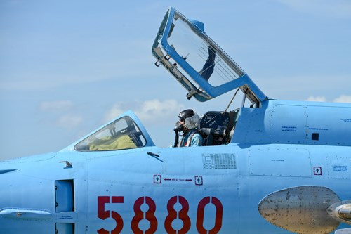 Phi công Trung đoàn 937 trên buồng lái máy bay cường kích Su-22M4 chuẩn bị cho chuyến bay.