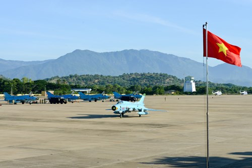 Su-22M4 là biến thể hiện đại nhất của dòng Su-22 và trang bị rộng rãi trong Không quân Nhân dân Việt Nam. Trong ảnh là Su-22M4 lăn bánh trên đường băng chuẩn bị cất cánh.