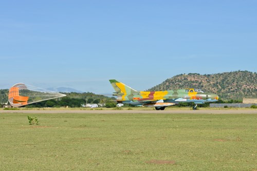 Máy bay huấn luyện chiến đấu Su-22M3 bung dù đuôi giảm tốc độ máy bay sau khi tiếp đất.