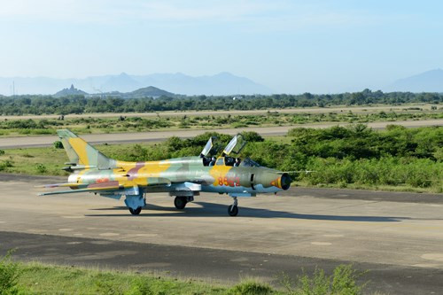 Phi công điều khiển máy bay về sân đỗ.