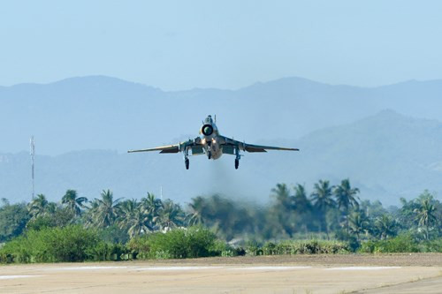 Su-22M4 trang bị động cơ tuốc bin phản lực có đốt phụ AL-21F-3 cho tốc độ tối đa 1.860km/h ở trần bay cao; tầm bay chiến đấu 1.150km với tải trọng vũ khí 2 tấn hoặc tối đa 2.300km với nhiệm vụ tuần tra; trần bay 14.200m; vận tốc leo cao 230m/s.
