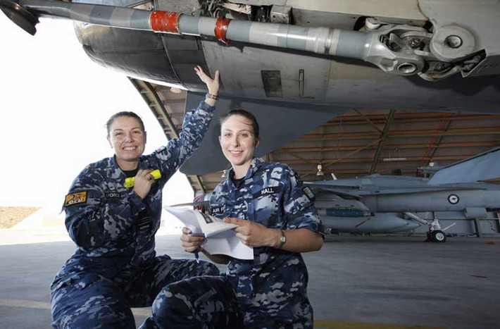 Vẻ đẹp rạng rỡ của các nữ binh sĩ Australia khi làm việc.
