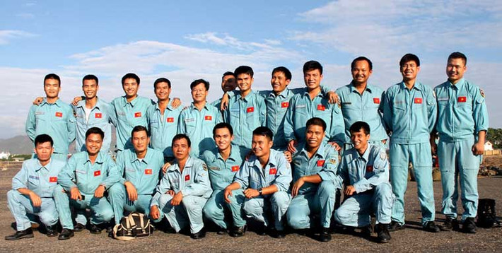 Các học viên nhảy dù chụp ảnh kỷ niệm sau buổi huấn luyện thành công.