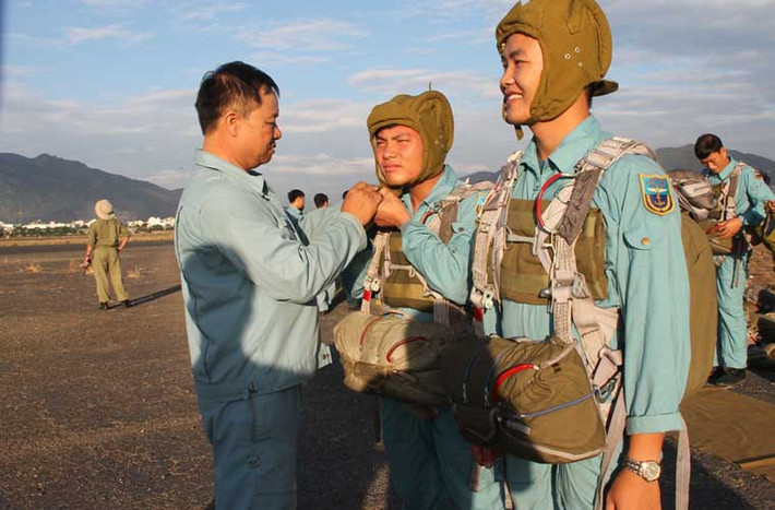 Đợt nhảy dù lần này bao gồm có các giảng viên, học viên Trường sĩ quan Không quân, các phi công của lực lượng Hải quân Việt Nam, đặc nhiệm chống khủng bố, CLB nhảy dù phía Nam…trong đó có những học viên lần đầu tiên được tham gia nhảy dù.