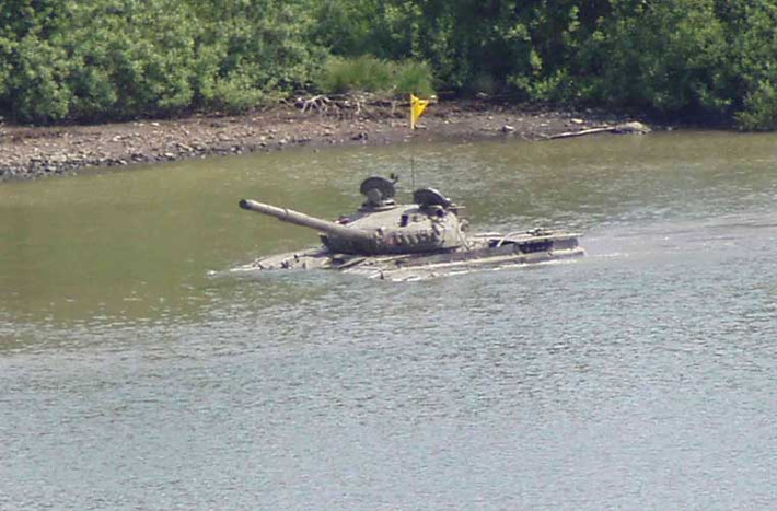 Mặc dù T-72 không kín nước, nó có thể gắn ống thở dùng cho việc lội nước qua nơi sâu, việc chuẩn bị lội nước mất khoảng 20 phút. Nếu xe tăng chết máy giữa lòng sông, nó sẽ chìm do giảm áp suất hoặc cần 6 giây để tái khởi động. Ảnh: T-72 lội nước ở đoạn sông nông.