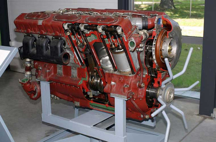 Cận cảnh động cơ động cơ diesel V-12 công suất 780 mã lực cho loại tăng T-72M1.