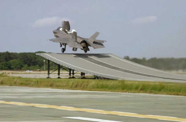 Khoảng khắc tiêm kích tàng hình F-35B cất cánh từ đường băng kiểu nhảy cầu đặt trên mặt đất. Với hệ thống động cơ độc đáo, F-35B chỉ cần đường băng rất ngắn để chạy đà bay lên trong khi khi hạ cánh thì như trực thăng.