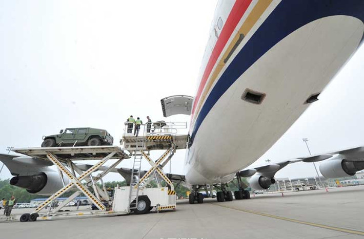 Theo tờ Sina, trong bối cảnh xung đột trong khu vực ngày càng leo thang, Trung Quốc thường xuyên sử dụng máy bay chở khách Boeing 747 với mục đích quân sự như chuyên chở binh sĩ hoặc vũ khí trang bị. Đây được coi là một giải pháp hay trong trường hợp họ cần điều động, triển khai lượng lớn quân tới khu vực xung đột.