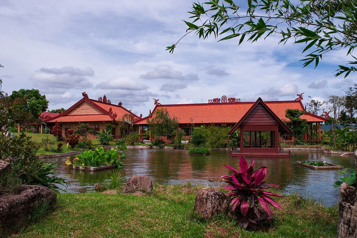 Xung quanh chùa là những lối đi bộ tham quan, tiểu cảnh hồ nước, cây xanh, rừng thông, tượng phật Quan Âm Bồ Tát, tượng Phật Thích Ca Mâu Ni dưới gốc cây bồ đề, tượng Phật A Di Đà…