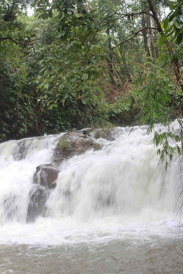 Cùng với hiểm trở là sự hùng vĩ. Cách xa hàng trăm mét đã nghe thấy tiếng thác đổ ầm ầm, bao trùm cả không gian núi rừng. Dòng nước lớn từ trên thượng nguồn đổ về tuôn chảy không ngừng, va vào những tảng đá chắn ngang đường, tung bọt trắng xoá.