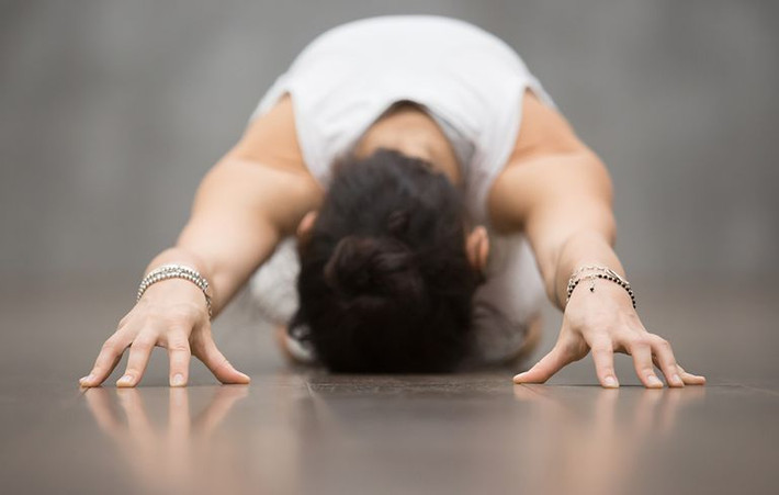 Tập yoga trước khi đi ngủ: Yoga thư giãn cơ thể và tâm trí, là liệu pháp hoàn hảo cho giấc ngủ. Hãy tập những tư thế đơn giản cho phép bạn tập trung vào hơi thở và giải phóng sự căng thẳng trong ngày.