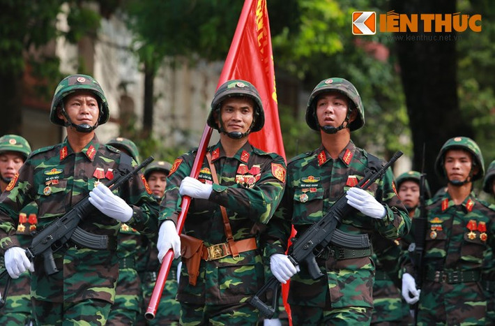 Ảnh: Súng trường tiến công Galil ACE 32 do nhà máy Z111 sản xuất theo thiết kế của Israel, trang bị cho bộ đội diễu binh kỷ niệm 70 năm Quốc khánh 2/9.