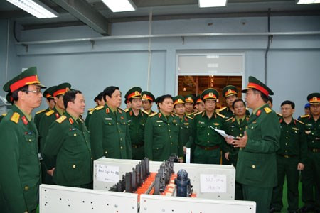 Theo báo QĐND Online, sáng 4/4, Đại tướng Phùng Quang Thanh, Phó bí thư Quân ủy Trung ương, Bộ trưởng Bộ Quốc phòng (BQP) dẫn đầu đoàn công tác BQP đến thăm và làm việc tại Nhà máy Z111 (Tổng cục Công nghiệp Quốc phòng). Cùng đi có Đại tướng Ngô Xuân Lịch, Ủy viên Bộ Chính trị, Chủ nhiệm Tổng cục Chính trị. Ảnh: QĐND