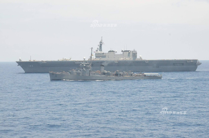 Gần đây Lực lượng Phòng vệ Nhật Bản (JSDF) đã bất ngờ triển khai tàu khu trục chở trực thăng JDS Izumo (DDH-183) tới vịnh Subic, Philippines. Trong khuôn khổ chuyến thăm tới đây, JSDF đã tiến hành cuộc tập trận chung với Hải quân Philippines. Trong ảnh, tàu khu trục BRP Rajah Humabon của Hải quân Philippines "sóng đôi" cùng siêu hạm Izumo 183. Nguồn ảnh: Sina
