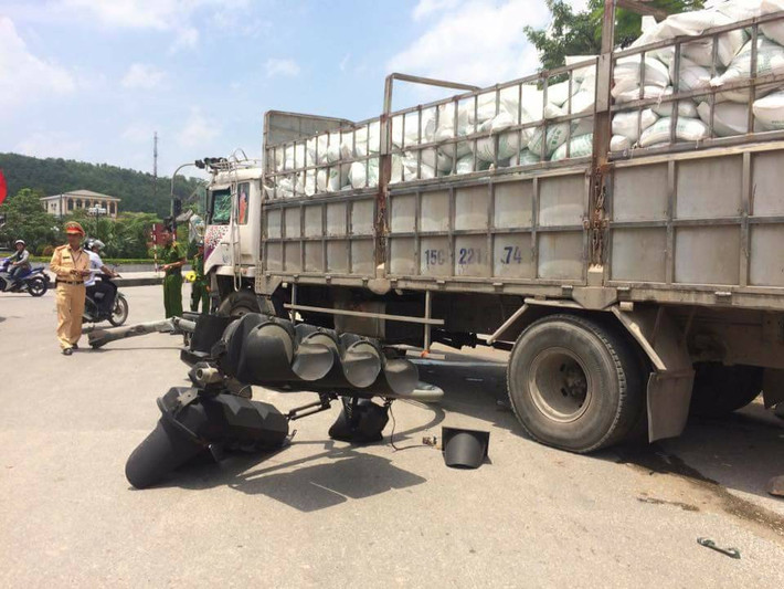Hậu quả, xe máy bị cuối vào gầm xe tải, lái xe tử vong tại chỗ.