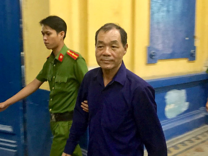 Mặc dù phiên tòa xét xử vụ án “cố ý làm trái” xảy ra tại Ngân hàng Xây dựng (VNCB), BIDV, Sacombank… bị đình chỉ, trả hồ sơ điều tra bổ sung, thế nhưng “đại gia” Trầm Bê – nguyên phó Chủ tịch thường trực HĐQT, Chủ tịch Hội đồng tín dụng Sacombank vẫn sẽ phải ăn Tết đầu tiên trong trại tam giam. Trong khi đó, Phạm Công Danh - nguyên phó Chủ tịch thường trực HĐQT, Chủ tịch Hội đồng tín dụng Sacombank đã có 3 cái Tết trong trại giam. Nguồn ảnh: Vũ Sơn - KTO