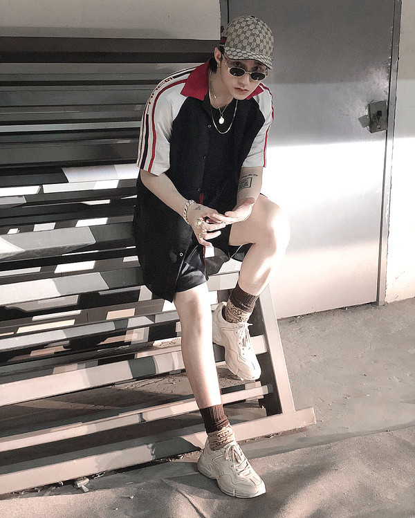 Nam ca sĩ ” Chạy Ngay Đi” luôn được biết là rất chịu chi cho các trang phục đồ hiệu đắt tiền khi khoác lên người. Ngay cả đôi vớ là cũng đến từ nhà mốt Gucci với chất liệu in logo biểu tượng của hãng. Giá mỗi đôi là 2,7 triệu đồng.