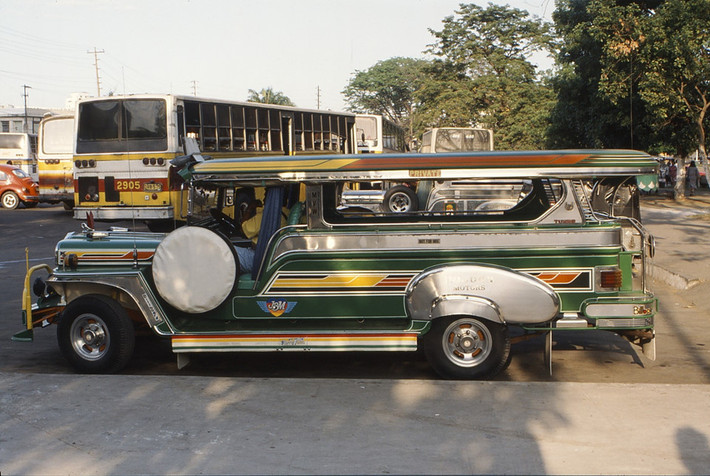 Ban đầu, những chiếc jeepney hoàn toàn là xe tân trang lại từ những chiếc xe jeep. Sau năm 1953, một công ty chuyên sản xuất jeepney được thành lập tên là Sarao Motor. Lúc khởi đầu, Sarao Motor sử dụng những chiếc xe jeep quân sự của Willys và Ford để cải tiến lại. Dần dần, hãng này chuyển sang sản xuất hoàn toàn với phụ tùng nhập khẩu Nhật Bản.