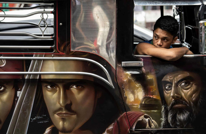 Tuy nhiên, đó cũng là vấn đề bất cập của jeepney. Từ năm 2020, chính phủ Philippines sẽ loại bỏ hoàn toàn những chiếc jeepney đã quá 15 năm tuổi vì không đảm bảo tiêu chuẩn khí thải và an toàn cho hành khách.