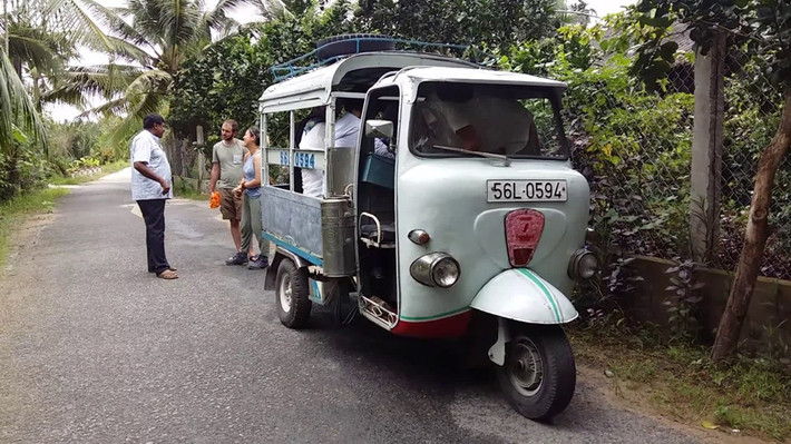 Sự ra đi của jeepney gợi nhớ đến một mẫu xe có mục đích tương tự ở Việt Nam - xe lam. Xuất hiện tại Sài Gòn từ những năm 1960 và nhanh chóng trở thành biểu tượng giao thông của toàn miền Nam. Cũng vì lý do an toàn nên xe lam bị hạn chế và cấm dần từ năm 2004, sau khi Nghị định 23/2004/NĐ-CP được ban hành. Ảnh: YouTube