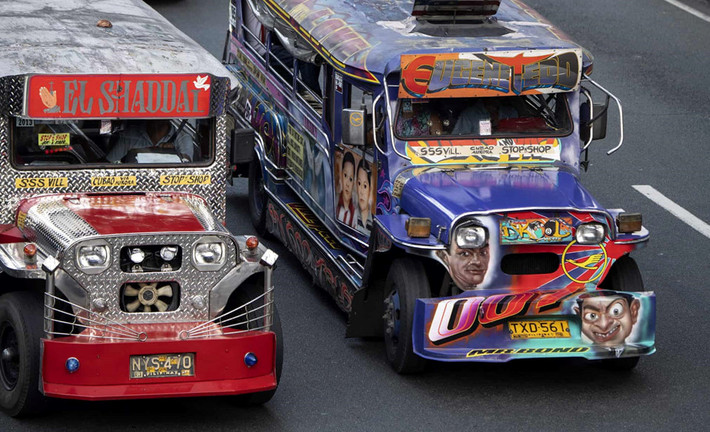 Những chiếc xe jeepney được xem là biểu tượng văn hóa của Manila nói riêng và Philippines nói chung, tương tự chiếc taxi màu vàng của New York. Ngoài mục đích công cộng, jeepney được sử dụng như phương tiện riêng tư. Nếu là xe riêng, jeepney sẽ được gắn thêm cửa sau và có thêm biển ghi rõ ''xe riêng tư'' ở phía sau.