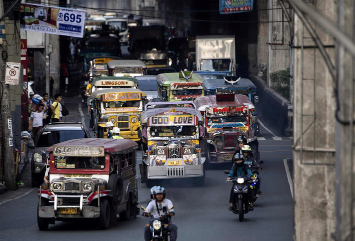 Jeepney là phương tiện công cộng phổ biến nhất và là một nét biểu tượng văn hóa nghệ thuật của Philippines. Chúng là những chiếc xe buýt cỡ nhỏ với lớp trang trí rực rỡ bên ngoài và nhiều chỗ ngồi bên trong.