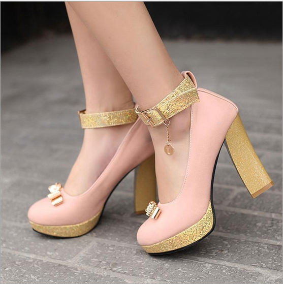 Giày cao gót chunky Với những giày cao gót chunky đa dạng về mẫu mã và chất liệu, quý cô có thể dễ dàng tìm kiếm một đôi phù hợp với sở thích và cá tính của bản thân. Với những xu hướng giày đi chơi Tết 2019 đẹp cho nữ vừa điểm qua, hẳn các quý cô đã tìm được mẫu giày vừa thanh lịch vừa sành điệu thật ưng ý cho mình. Những đôi giày tuyệt đẹp và nổi bật trên chắc chắn sẽ giúp bạn tỏa sáng trong những ngày đón năm mới. Tết mỗi năm chỉ có một lần nên các cô nàng hãy “làm mới” phong cách ăn mặc hàng ngày của mình để đón một mùa xuân tươi vui bên gia đình.
