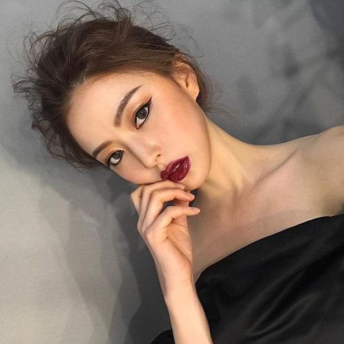 5. Son màu đỏ tím Bạn có thể nghĩ rằng màu tím đỏ này sẽ rất kén da và khó phối đồ phù hợp, tuy nhiên màu tím trendy khi lên môi sẽ cực ngọt ngào và sang chảnh.