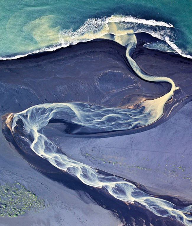 Đây là con sông thật ở Iceland, đẹp như tranh.