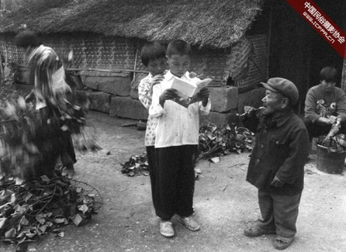 Cuộc sống của người dân làng Yangsi khá nghèo, nhưng họ sống chan hòa. Họ uống cùng một giếng nước, ăn lương thực canh tác từ một mảnh đất.