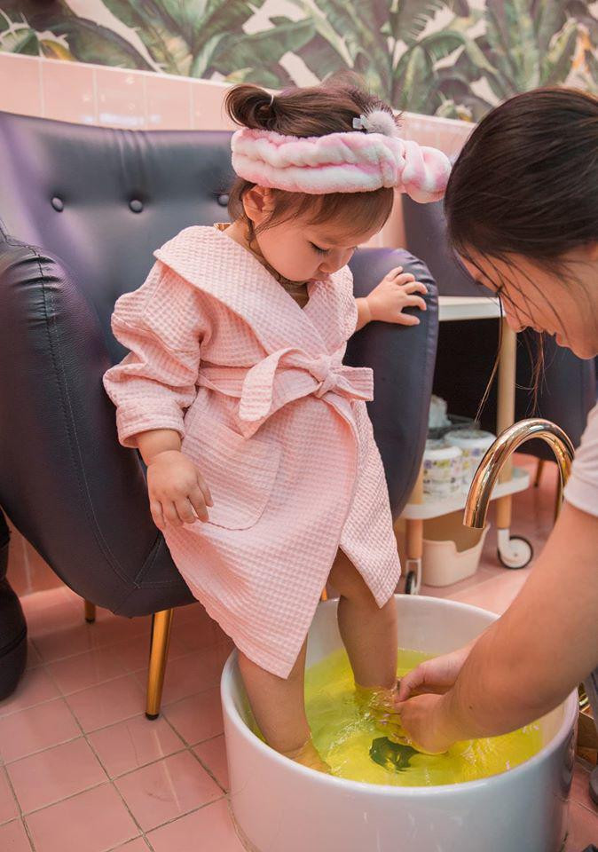 Mới đây, trên fanpage mang tên Myla chia sẻ những hình ảnh, video cho thấy con gái siêu mẫu Hà Anh đang đi làm đẹp, tận hưởng dịch vụ chăm sóc sang chảnh.