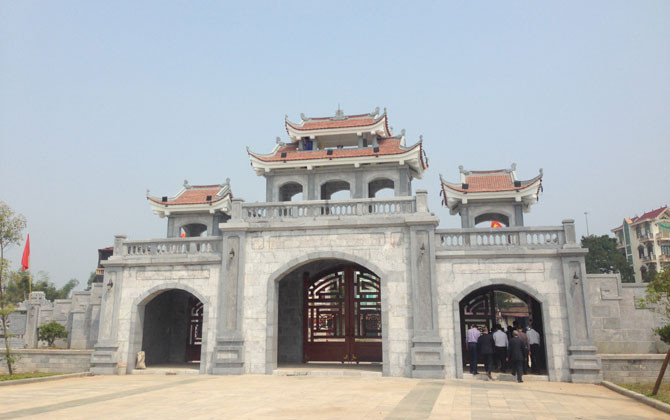 Trong các triều đại phong kiến, vùng đất Bắc Giang đã có nhiều thần phả, thần tích ghi lại tên đất, tên làng với những con người phi thường đứng lên đấu tranh chống giặc ngoại xâm. Chiến thắng Xương Giang, Cần Trạm, Hố Cát chống giặc Nhà Minh thế kỷ thứ XV đã đi vào lịch sử.
