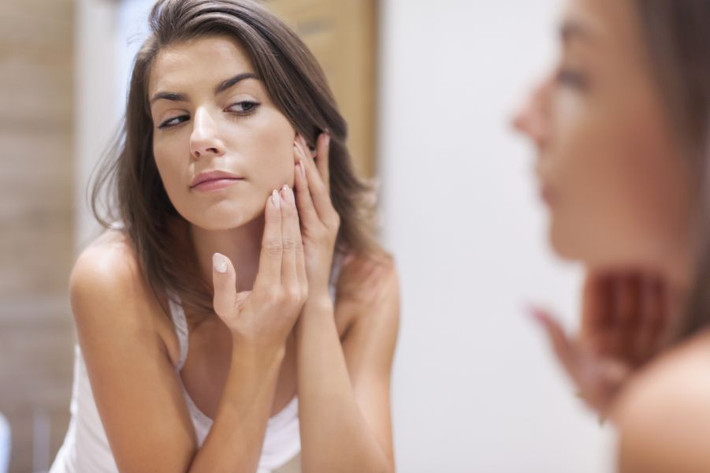 Trong những ngày mà không khí ở mức đỏ (không an toàn cho sức khỏe), tím (rất có hại cho sức khỏe), và nâu (độc hại), có một chi tiết bạn hãy lưu ý: GIẢM TẨY DA CHẾT.