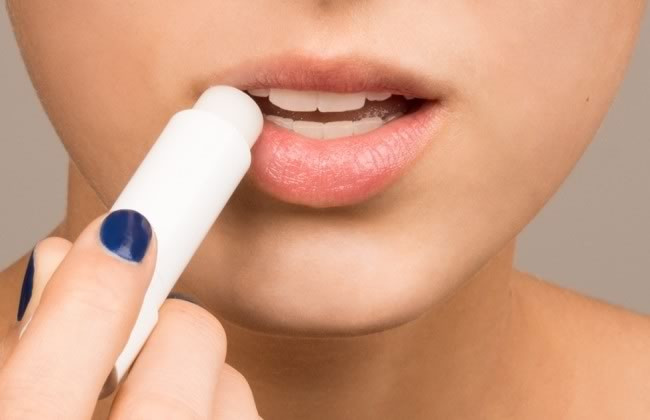 Dưỡng môi dày vào ban đêm: Da môi mỏng và nhanh lão hóa. Da môi có một đặc điểm là không có nang lông và không bài tiết theo cách thông thường của da. Chị em hoàn toàn có thể thoa dưỡng môi dày vào ban đêm. Còn ban ngày thì chúng ta không cần thiết phải dùng gì. Nếu dùng son màu, hãy bặm môi vào giấy ăn để giảm lượng dầu, đỡ bám bụi.