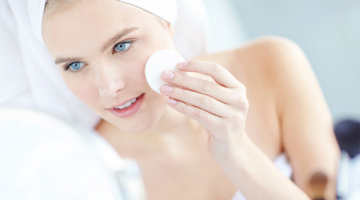 Không để da bám bụi: Nếu chị em đang thoa các lớp kem dưỡng, lotion serum... mà khiến da bị dính dính khi ra đường thì hãy dừng lại. Chống nắng gây nhờn dính cũng cần phải dừng ngay.