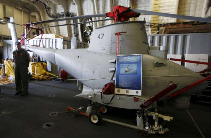 Trực thăng không người lái MQ-8B Fire Scout trên tàu chiến đấu ven biển USS Fort Worth đang trưng bày tại triển lãm IMDEX 2015.