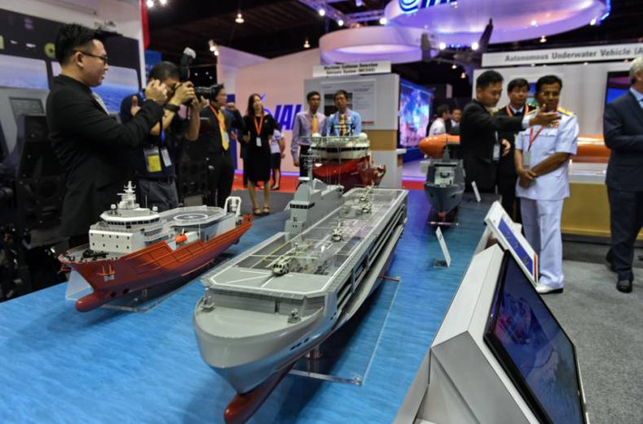 Mô hình tàu kéo cứu hộ, tàu đổ bộ chở trực thăng trưng bày tại triển lãm IMDEX 2015.