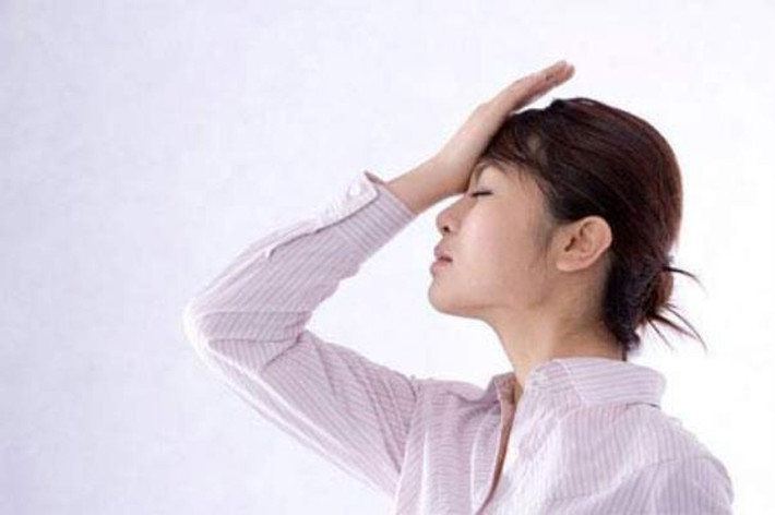 Nguyên nhân gây ra tình trạng này là do khí huyết bị hư nhược, đàm huyết ứ trệ gây ra. Biểu hiện là hành kinh 1, 2 ngày rồi hết, lượng máu kinh ít, vài giọt, màu kinh nhạt, loãng, da mặt trắng bệch, chóng mặt, hồi hộp... Trường hợp này dùng phép chữa bổ khí dưỡng huyết.
