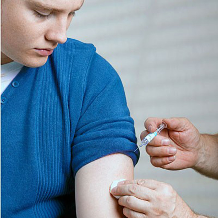 Để yên tâm hơn, nam giới nên tiến hành tiêm chủng ngừa HPV. Các nhà khoa học nhận thấy vắc xin Gardasil mang lại hiệu quả tích cực trong việc ngăn ngừa các tổn thương tiền ung thư, ung thư hậu môn liên quan đến HPV ở nhóm người có quan hệ đồng giới. Tốt nhất, nên tiến hành tiêm chủng trong độ tuổi từ 16 – 26, khi chưa có quan hệ tình dục.