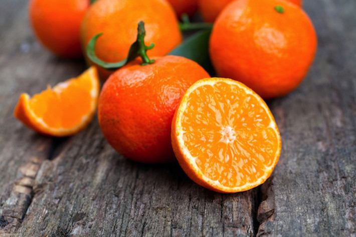 Cam quýt. Cam quýt chứa nhiều vitamin C, flavonoid có khả năng ngăn ngừa sự phát triển của các tế bào ung thư. Bên cạnh đó, loại quả này cũng mang lại tác dụng giảm nguy cơ mắc Alzheimer, Parkinson, tiểu đường, tả, viêm nướu, Corhn…