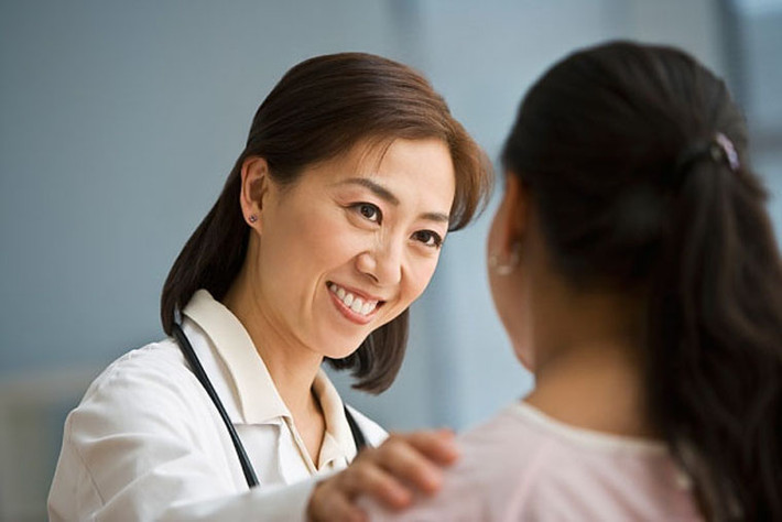 Thường xuyên trao đổi thông tin với bác sĩ. Thay vì ngồi lo lắng, Johnson khuyên nên trao đổi với bác sĩ để có được câu trả lời thỏa đáng. Việc trao đổi với bác sĩ chuyên khoa còn giúp họ nắm bắt những chuyển biến về ung thư vú ở bệnh nhân. Từ đó, đưa ra tác động kịp thời nhằm cải thiện tình trạng sức khỏe.