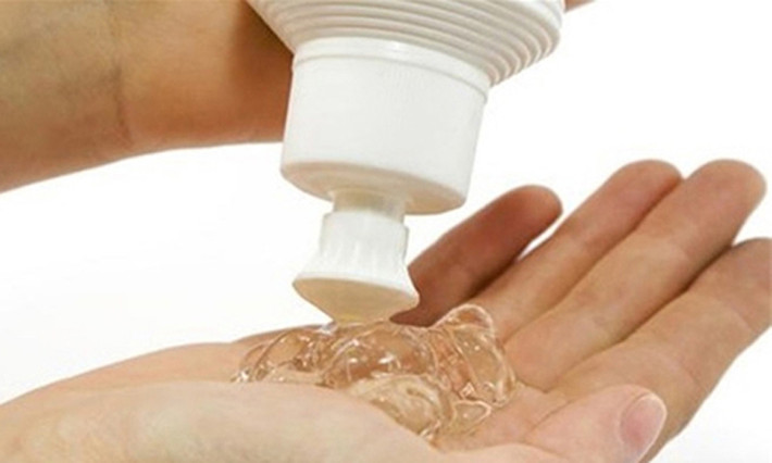 Đối với những người có bao quy đầu dài hoặc hẹp nên thực hiện theo phương pháp này. Vì cơ quan sinh dục rất mẫn cảm với các kích thích từ bên ngoài, nên sữa tắm hoặc xà phòng dễ làm tổn thương tới vùng da xung quanh bộ phận sinh dục, không có lợi cho cơ thể. Vì thế chỉ nên dùng nước sạch để rửa bộ phận sinh dục là tốt nhất.