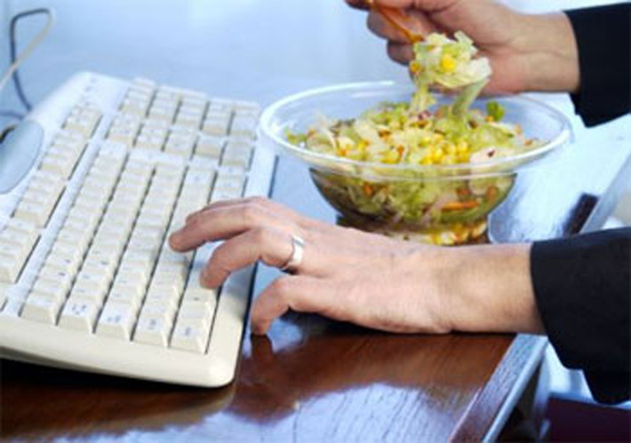 Tốt nhất, dù bận đến đâu cũng nên gạt công việc sang một bên. Tập trung 15 – 20 phút để bữa ăn ngon miệng, góp phần ngăn ngừa ung thư nguy hiểm.