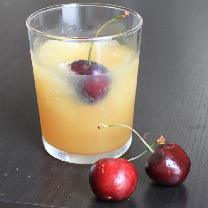 Brandy Slush. Brandy Slush là đồ uống được yêu thích tại Trung Tây. Nó được kết hợp giữa trà, rượu Brandy cùng vài lát chanh, nước chanh hoặc nước có vị chua. “Sức nóng” của Brandy Slush dễ dàng khiến bạn vui vẻ, có được giấc ngủ thật ngon khi về đêm.