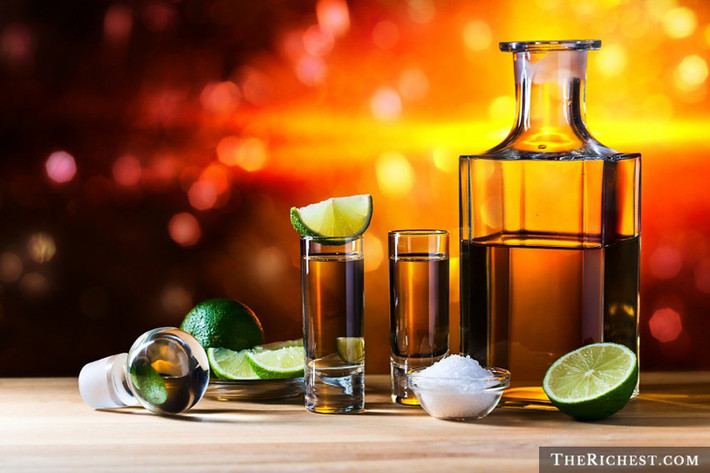 Tequila. Tequila là loại rượu truyền thống có độ cồn cao của Mexico. Tên gọi của thứ rượu này được đặt theo vùng Tequila - nơi được xem có bí quyết sản xuất loại rượu này độc đáo nhất. Sự độc đáo của Tequila sẽ khiến Giáng sinh của gia đình bạn thực sự trở thành một bữa tiệc tuyệt vời.